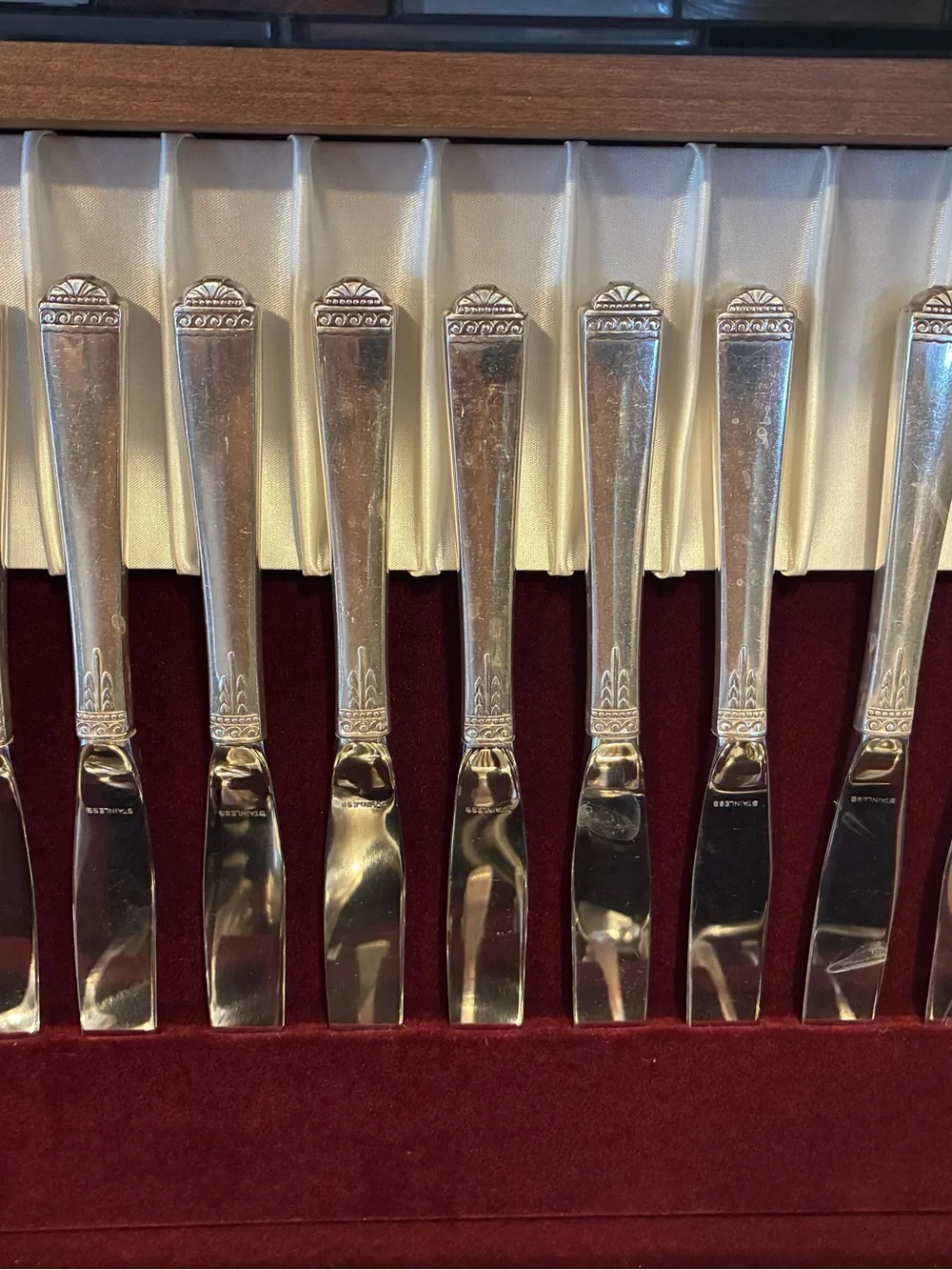 Vintage Oneida Stainless Flatware 98 Pieces And Box. In really good shape! Comes